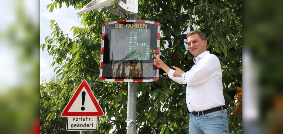 Bürgermeister Kirch präsentiert neue Geschwindigkeitsmessanlage