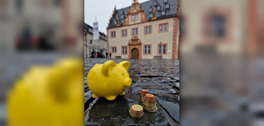 Sparschwein mit Kleingeld auf Marktplatz vor Rathaus Groß-Umstadt