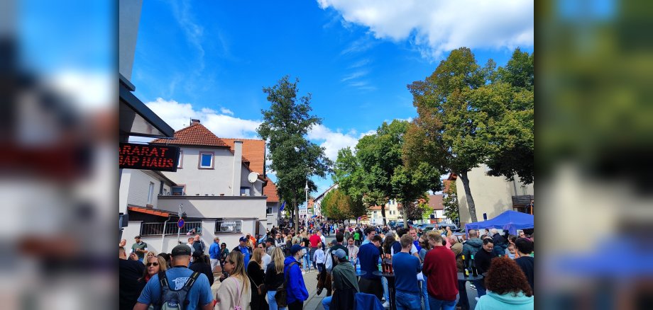 Volle Straßen bei Festumzug