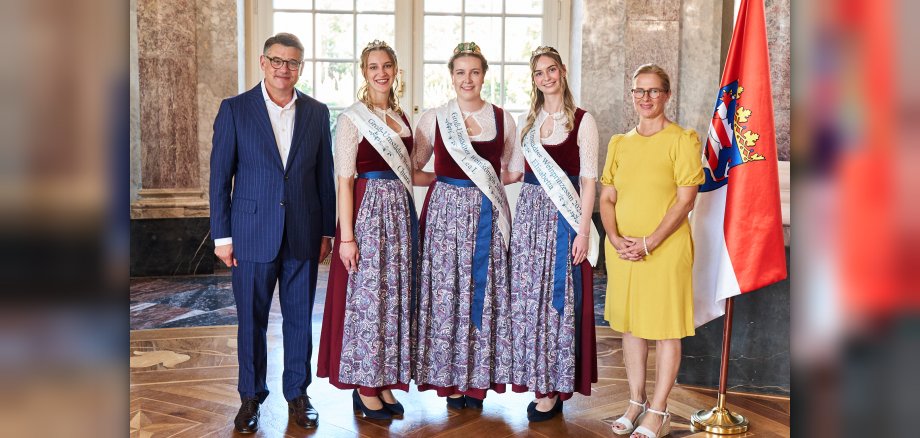 Ministerpräsident Boris Rhein empfängt gemeinsam mit seiner Frau Tanja Raab-Rhein die Groß-Umstädter Weinhoheiten, Weinkönigin Lea und die Weinprinzessinnen Elisabetta und Chiara im Wiesbadener Schloss Biebrich; Lea Siegler, Elisabetta Schadt und Chiara Fischer