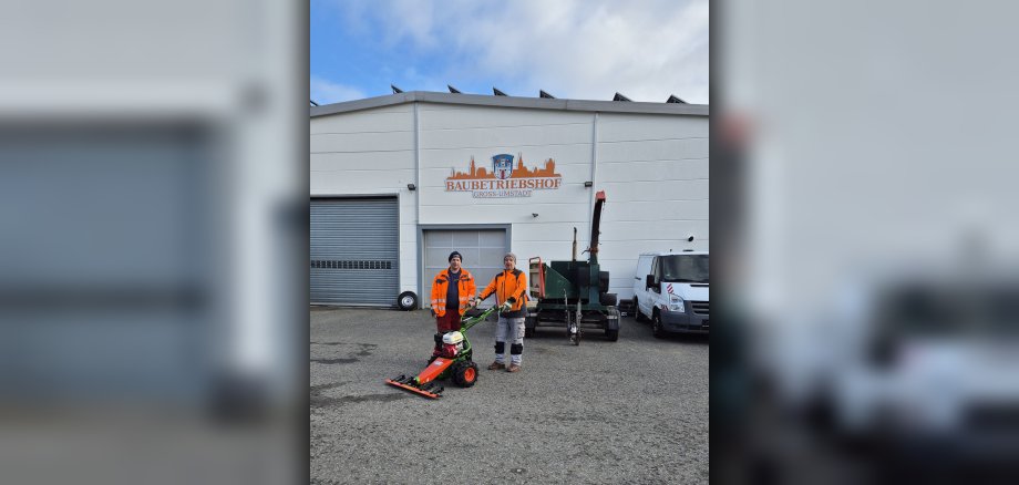 Mitarbeiter der Grünkolonne mit dem neuen Balkenmäher